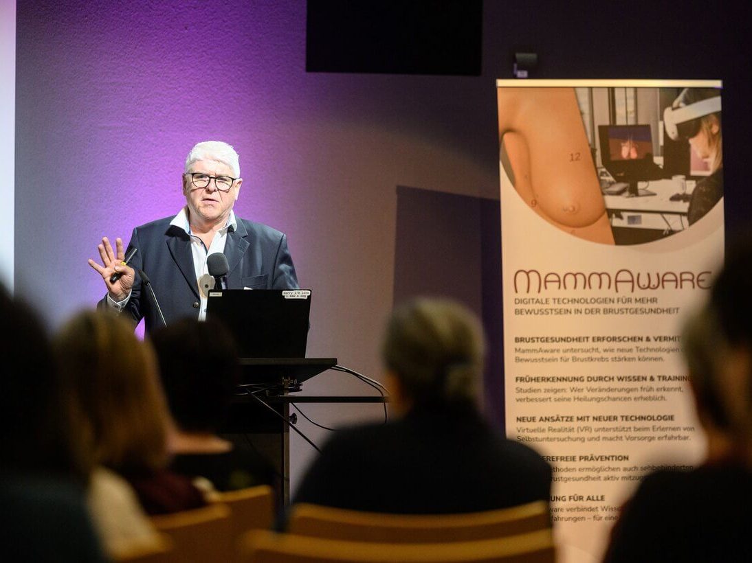 Dr. Jocham bei seinem Vortrag über das Projekt MammAware (Aktionstag Brustgesundheit am 16.10.2025)